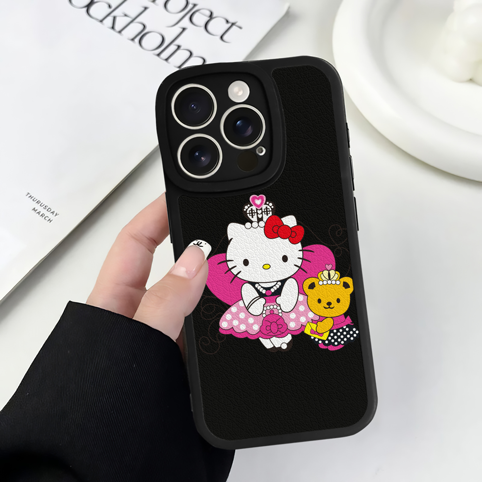 （画像用） Hello Kitty ハローキティ 【iPhone 16シリーズ対応】シリコンスマホケース（レザー調） 材質：シリコン